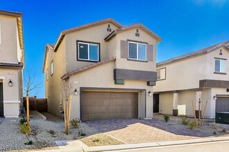 8926 Deer Isle St, Unit 040 in Las Vegas, NV - Building Photo - Building Photo