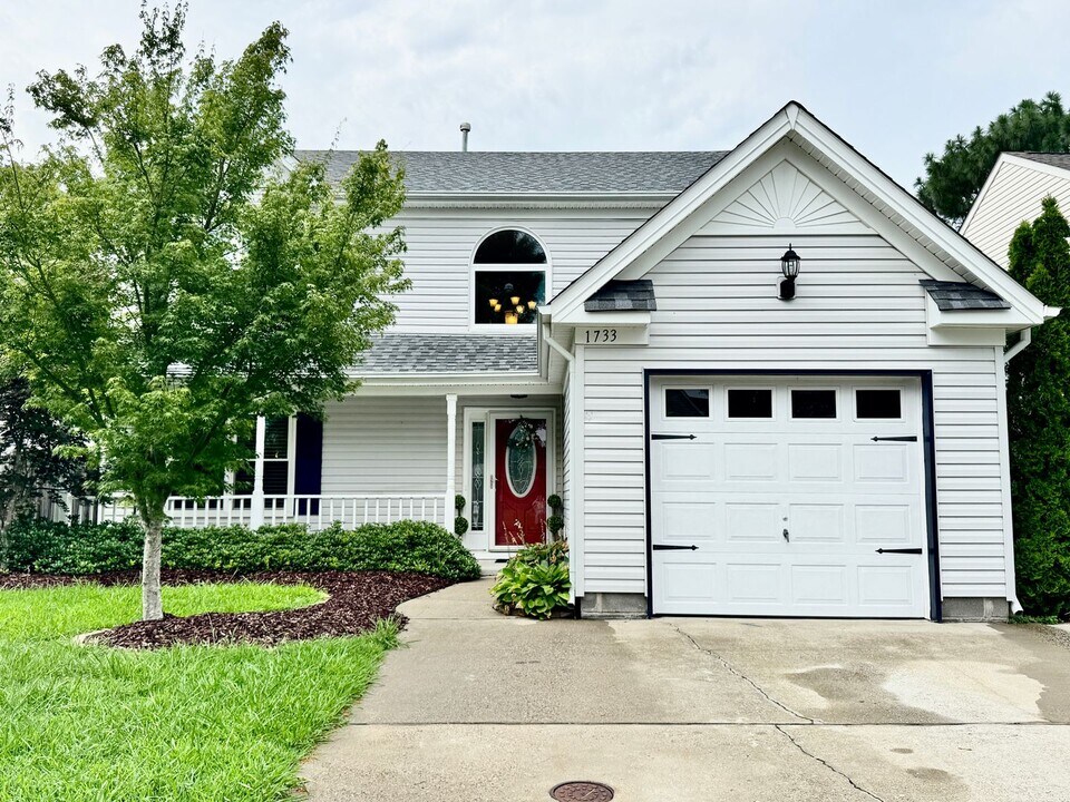 1733 Bernstein Dr in Virginia Beach, VA - Building Photo