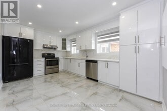 47 Jade Crescent in Brampton, ON - Building Photo - Building Photo