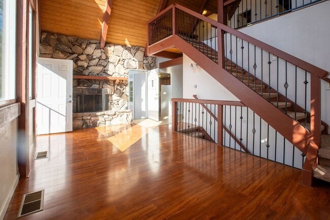 521 Pioneer Rd in Lake Arrowhead, CA - Building Photo - Building Photo
