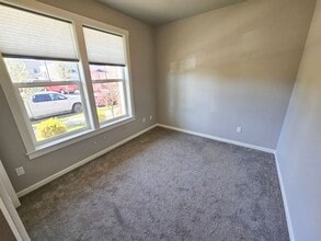 1400 Dahlia St in Woodburn, OR - Building Photo - Building Photo