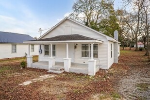 215 W Boney St in Clinton, NC - Building Photo