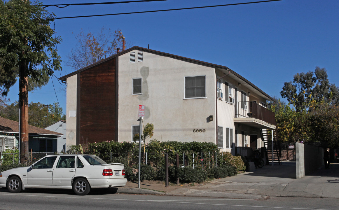 6950 Hazeltine Ave in Van Nuys, CA - Building Photo