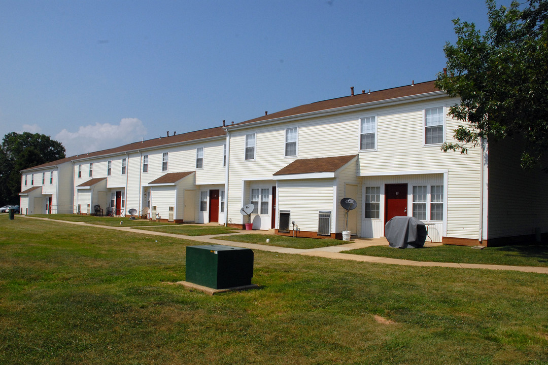 Gateway Townhomes in Essex, MD - Foto de edificio