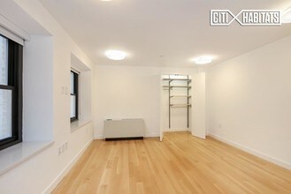 341 W 11th St-Unit -2C in New York, NY - Building Photo - Building Photo
