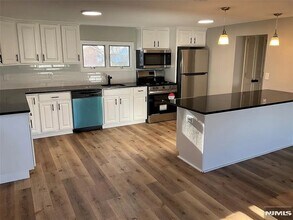 200 Forest Ave, Unit 2 in Lyndhurst, NJ - Foto de edificio - Building Photo