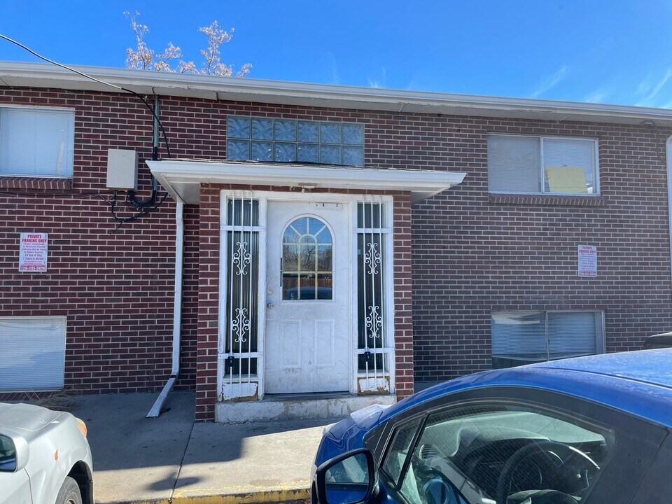 1695 N Joliet St in Aurora, CO - Foto de edificio