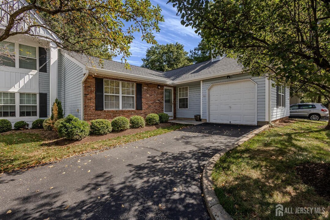 412 Hawkshead Way in Franklin Township, NJ - Building Photo