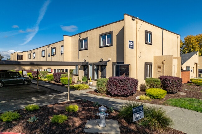Vineyard Townhomes in Napa, CA - Foto de edificio - Building Photo