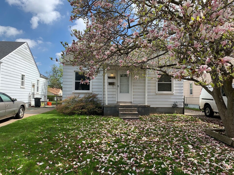 18747 Woodcrest St in Harper Woods, MI - Building Photo