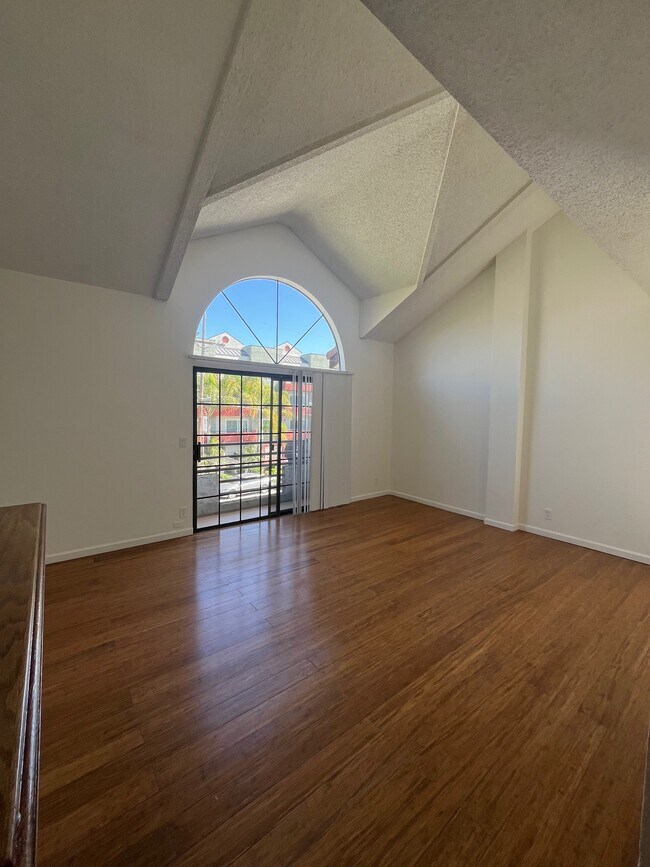 11250 Morrison St in Los Angeles, CA - Building Photo - Building Photo