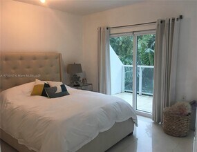 1650 Brickell Ave, Unit 112 in Miami, FL - Building Photo - Building Photo