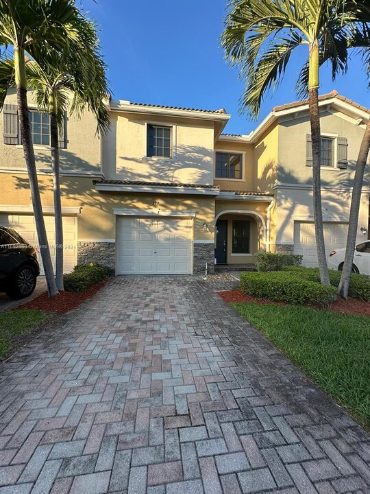 317 NE 194th Ln in Miami, FL - Foto de edificio