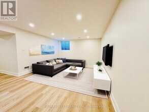 2 Wichey Rd in Toronto, ON - Building Photo - Building Photo