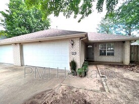 884 N Daisy Ln in Fayetteville, AR - Building Photo