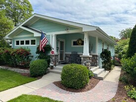 430 N Elmwood Ave in Traverse City, MI - Building Photo