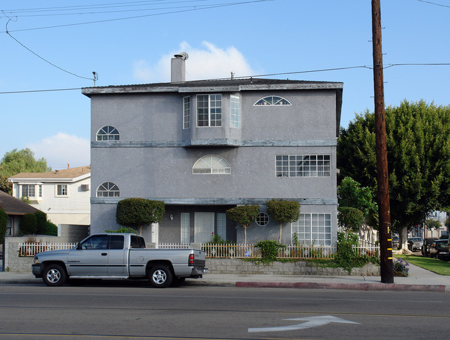 211 N Cedar Ave in Inglewood, CA - Foto de edificio - Building Photo