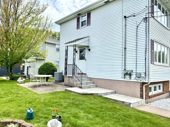 4 Beth Ct in New Britain, CT - Building Photo - Building Photo