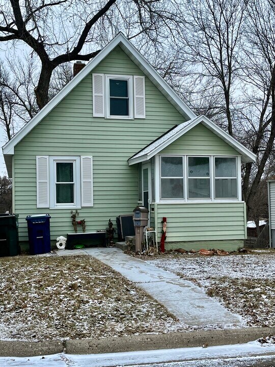 630 W 7th Ave in Fergus Falls, MN - Building Photo
