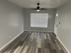841 E Roeser Rd, Unit 201 in Phoenix, AZ - Foto de edificio - Building Photo