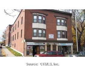 61-67 E Main St in Middletown, CT - Foto de edificio - Building Photo