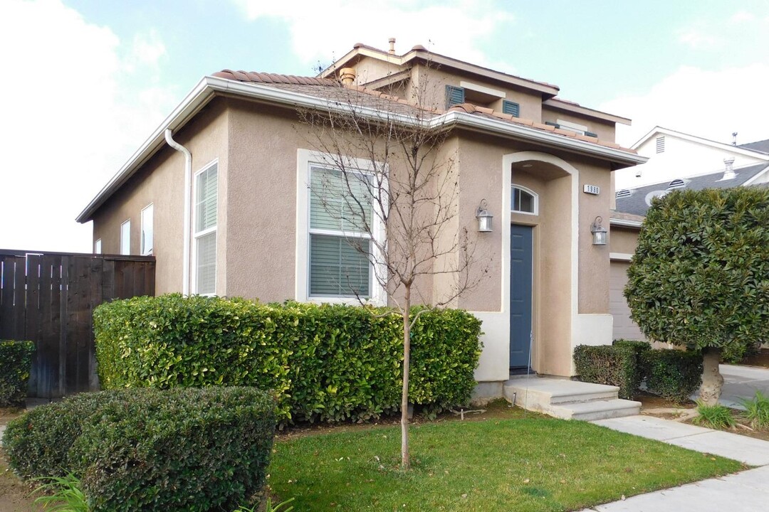 1980 N Tuscany Ln in Clovis, CA - Foto de edificio