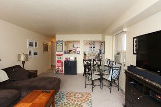 3950 N Lake Shore Dr, Unit G02C in Chicago, IL - Building Photo - Building Photo