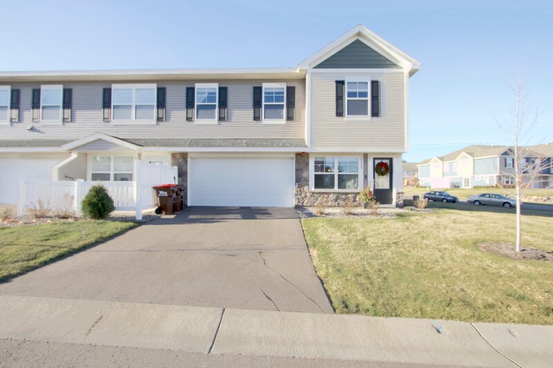 9929 5th St Ln N in Lake Elmo, MN - Building Photo