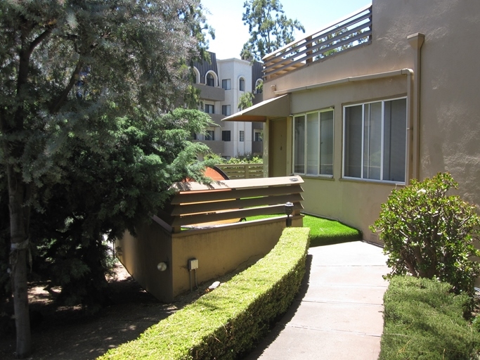 11045 Strathmore Dr in Los Angeles, CA - Building Photo