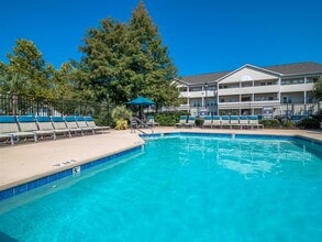 Hawthorne at New Centre in Wilmington, NC - Foto de edificio - Building Photo
