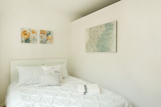 230 W 55th St in New York, NY - Building Photo - Building Photo
