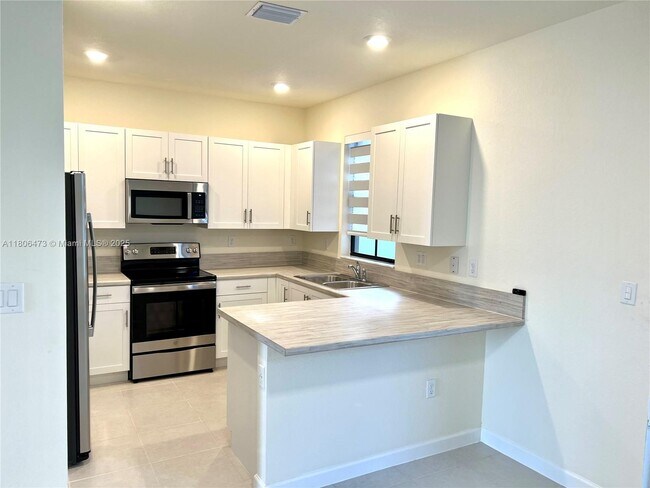 11088 W 33rd Way in Hialeah, FL - Building Photo - Building Photo