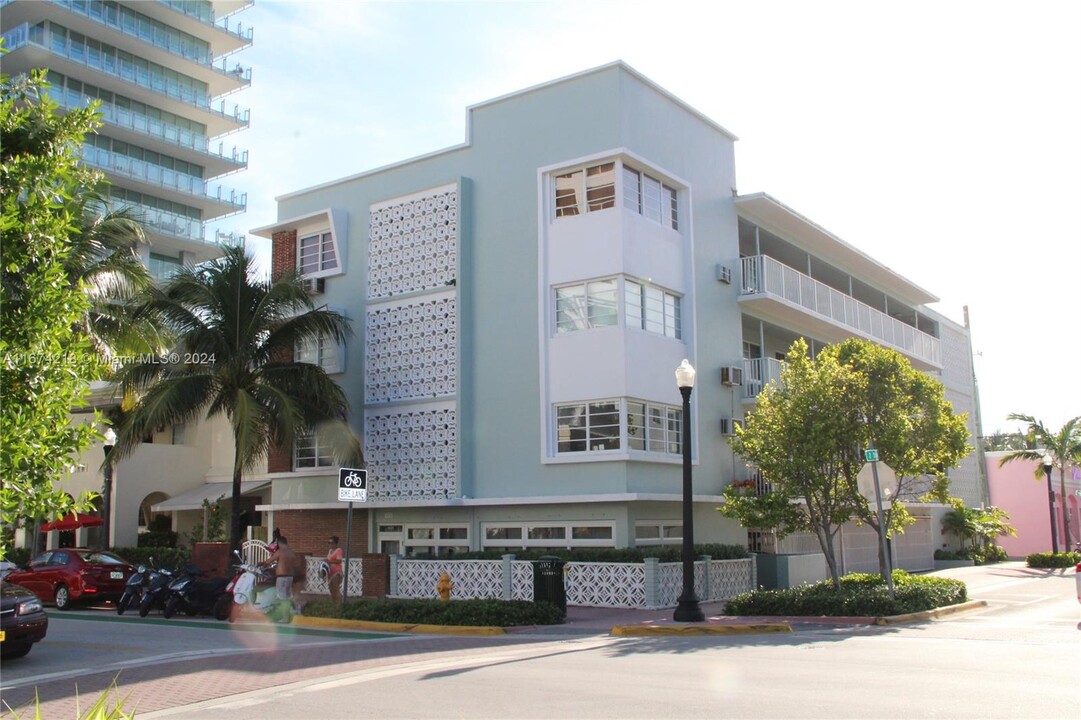 158 Ocean Dr in Miami Beach, FL - Building Photo