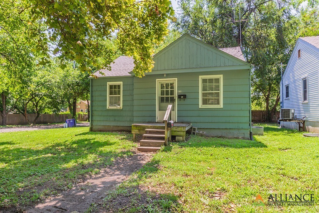 901 Ratone St in Manhattan, KS - Building Photo