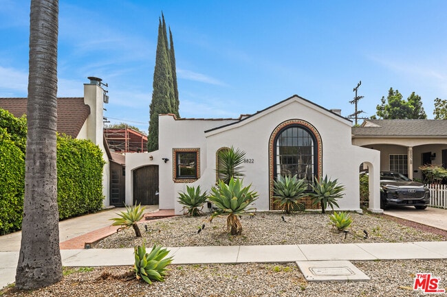 8822 Rosewood Ave in West Hollywood, CA - Building Photo - Building Photo