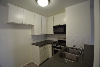 13800 Sherman Way in Los Angeles, CA - Building Photo - Building Photo