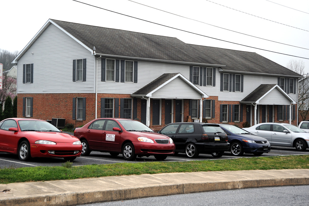 400 W Cherry Dr in Womelsdorf, PA - Building Photo