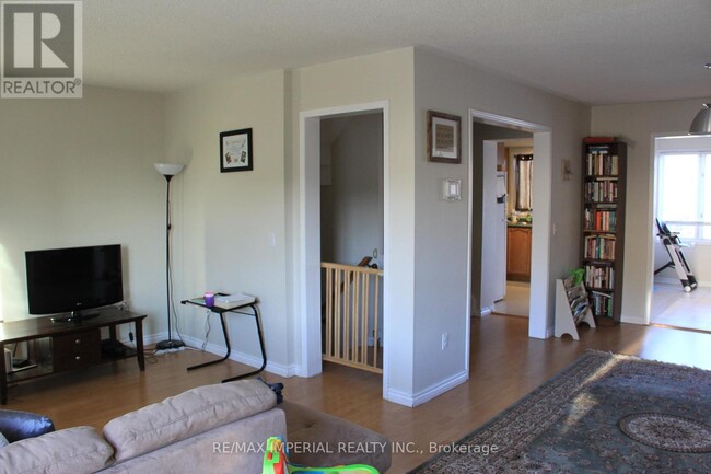 2318 Strawfield Ct in Oakville, ON - Building Photo - Building Photo