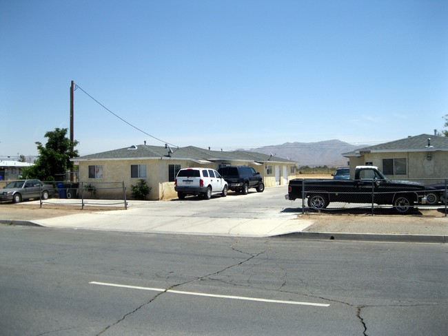 21809 Ottawa Rd in Apple Valley, CA - Foto de edificio - Building Photo