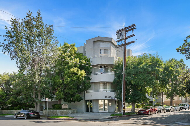 Roxbury Apartments in Encino, CA - Building Photo - Building Photo