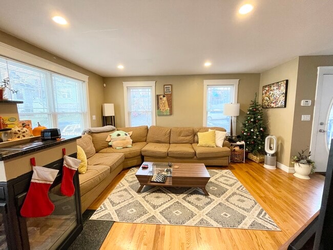 23 Iroquois St, Unit 1 in Boston, MA - Building Photo - Building Photo