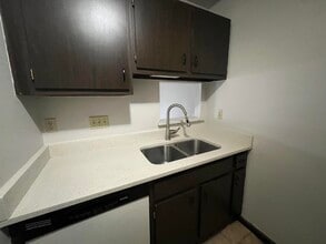 6143 W Cold Spring Rd in Greenfield, WI - Building Photo - Building Photo
