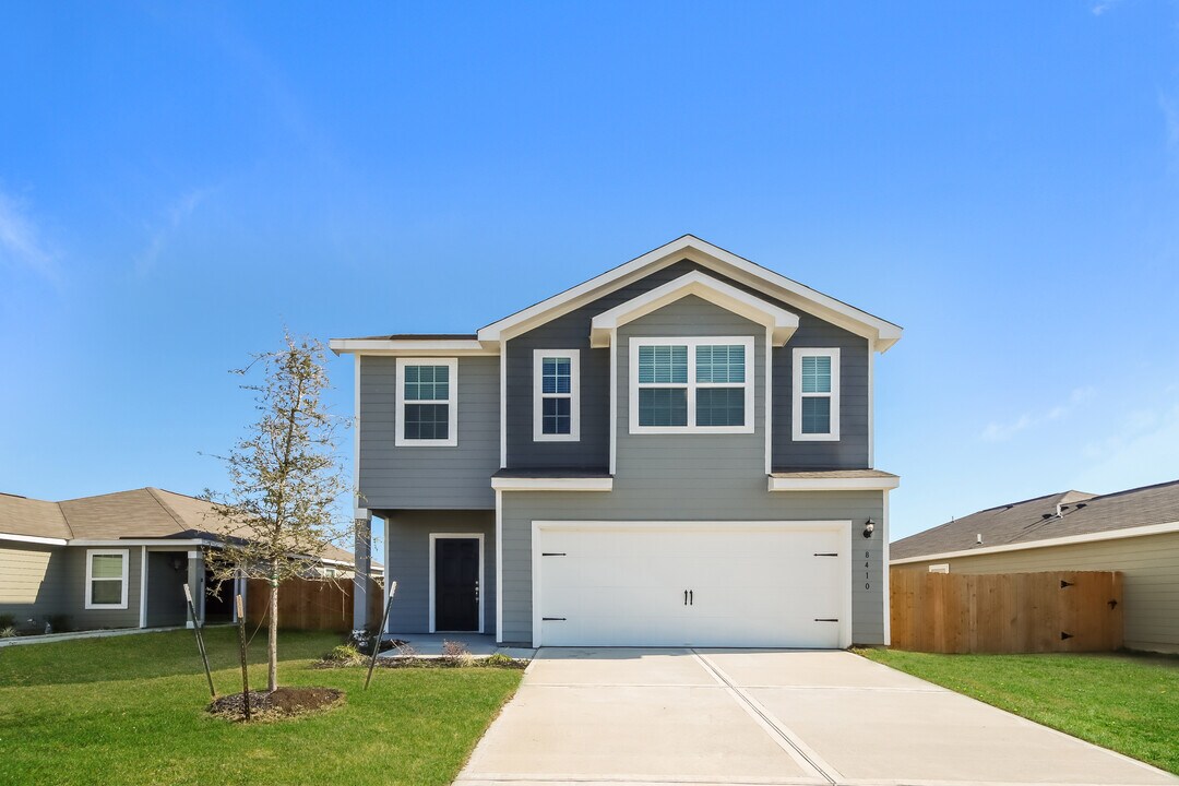8410 Sandy Drift Rd in Mont Belvieu, TX - Building Photo