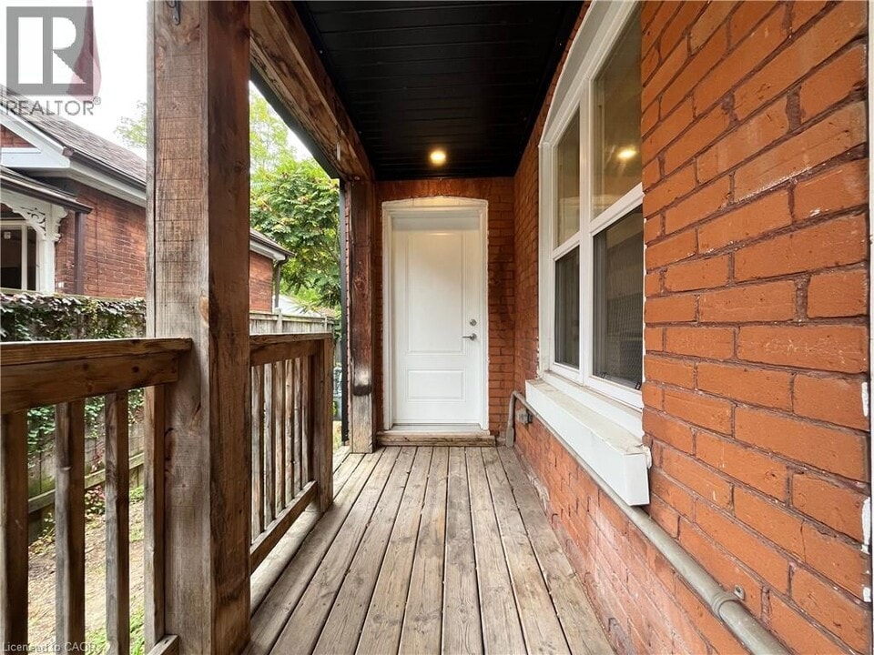 24 Cayuga St in Brantford, ON - Building Photo
