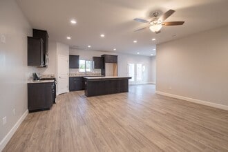 814 N Palm St in Woodlake, CA - Building Photo - Building Photo