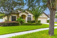 2002 Abbey Trace Dr in Dover, FL - Foto de edificio - Building Photo