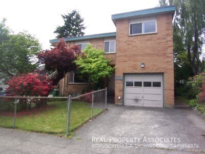 4215 Linden Ave N, Unit #2 in Seattle, WA - Building Photo