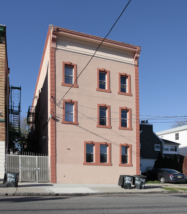 306 Pine St in Elizabeth, NJ - Building Photo - Building Photo