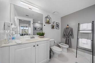 18100 N Bay Rd, Unit 308 in Sunny Isles Beach, FL - Building Photo - Building Photo