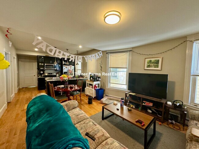 127 Princeton St, Unit 1 in Boston, MA - Foto de edificio - Building Photo